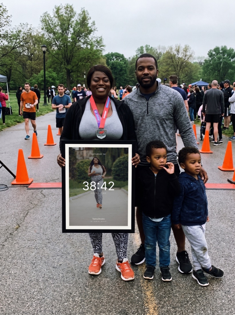 Runner and her family with her finisher print